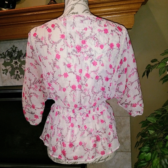 Guess Shirt Size Medium Pink Cream Floral! - Picture 7 of 16